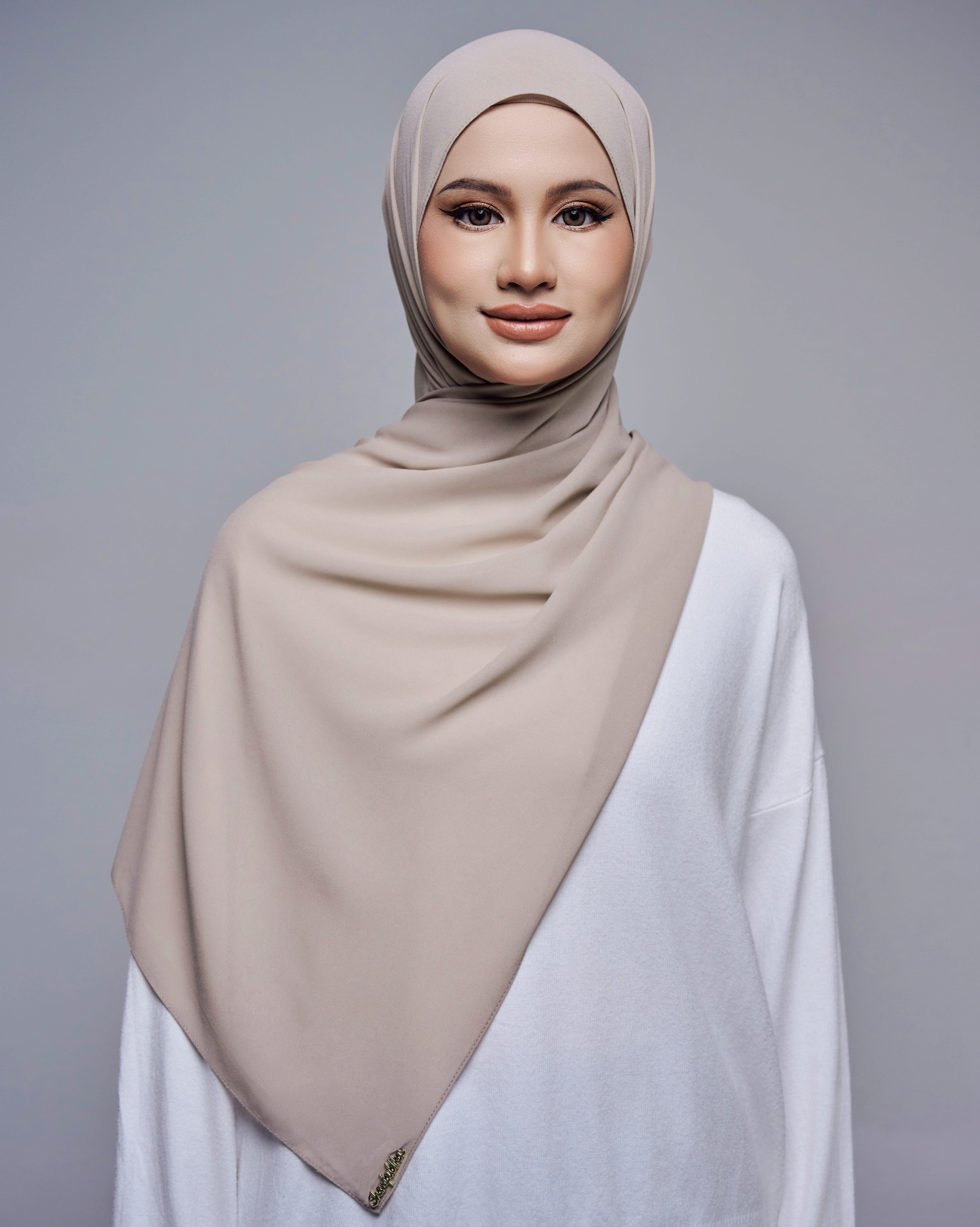 MALIQA SHAWL 2.0 IN HAZELNUT